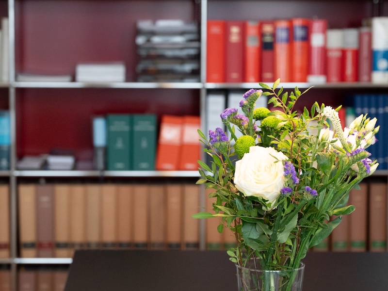 kanzlei-schroelkamp-blumen-tisch Kanzlei Schroelkamp - Blumen